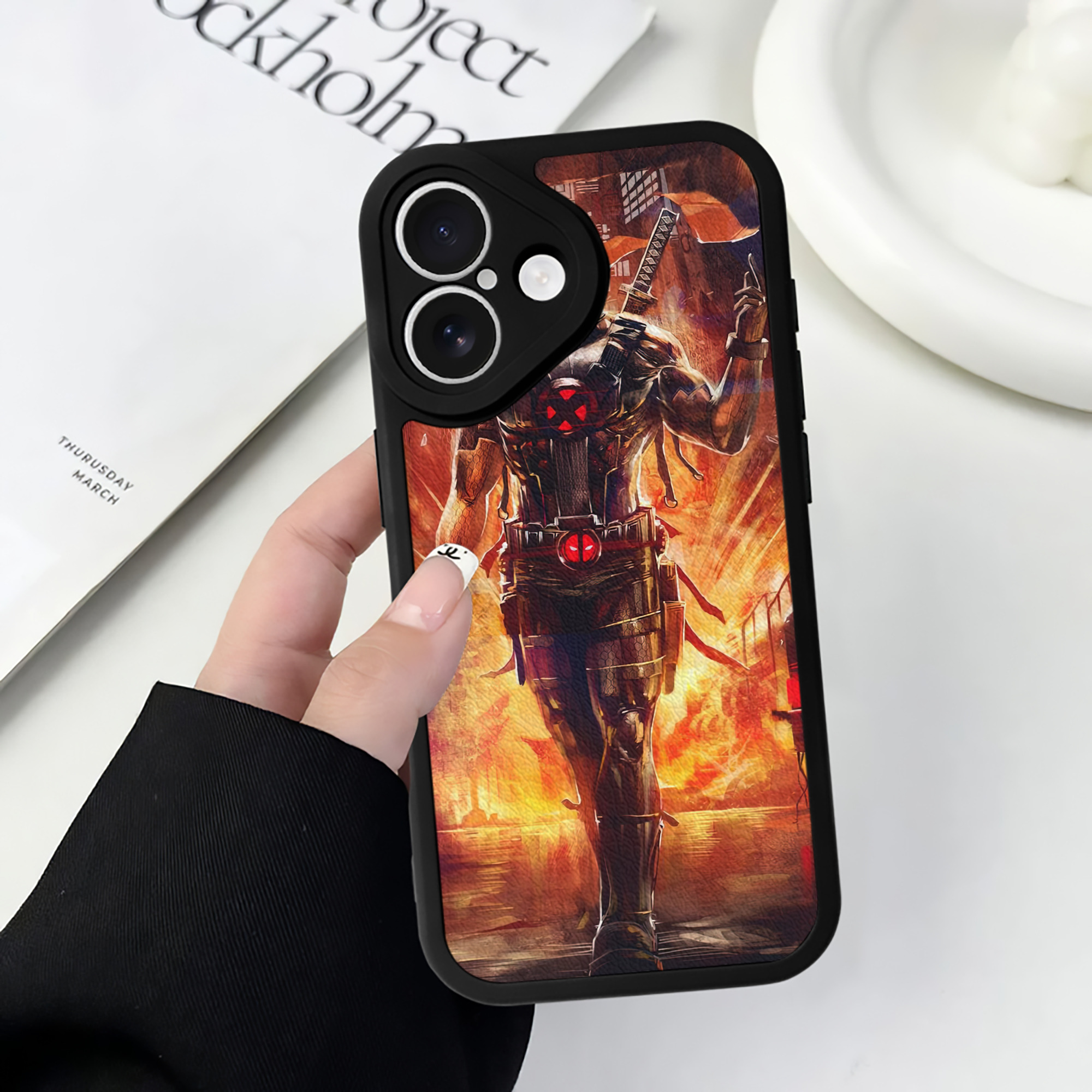 （画像用） Deadpool デッドプール 【iPhone 16シリーズ対応】シリコンスマホケース（レザー調） 材質：シリコン